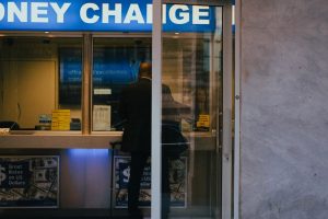 Обмін валюти в подорожі: як не переплатити — Обмін валюти в подорожі: як не переплатити